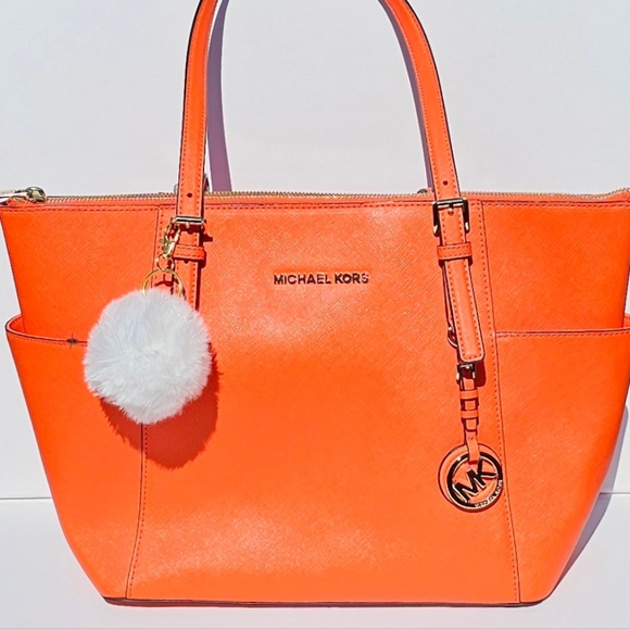 ❌️Sold❌️ Furry Puff Ball Bag Charm & Key Ring - White/Gold - Picture 3 of 4